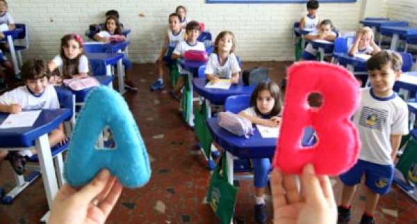 Brincadeira perde espaço para alfabetização precoce